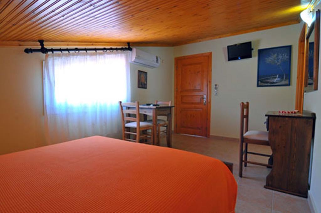 Sikoudis Gorgona Beach Skala Rachoni  Ruang foto